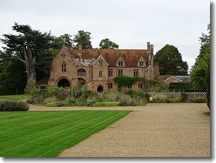 gate
        house